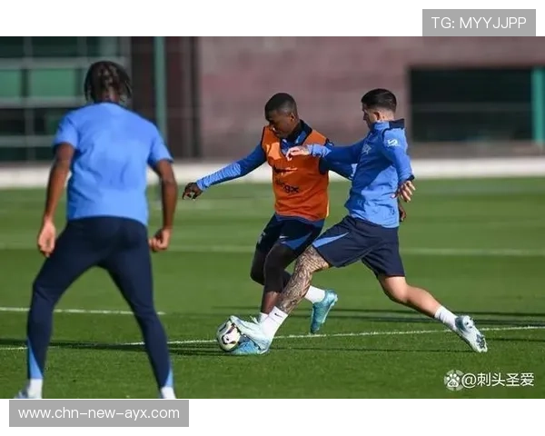 切尔西在雨天训练传球节奏，适应恶劣场地传球稳定性